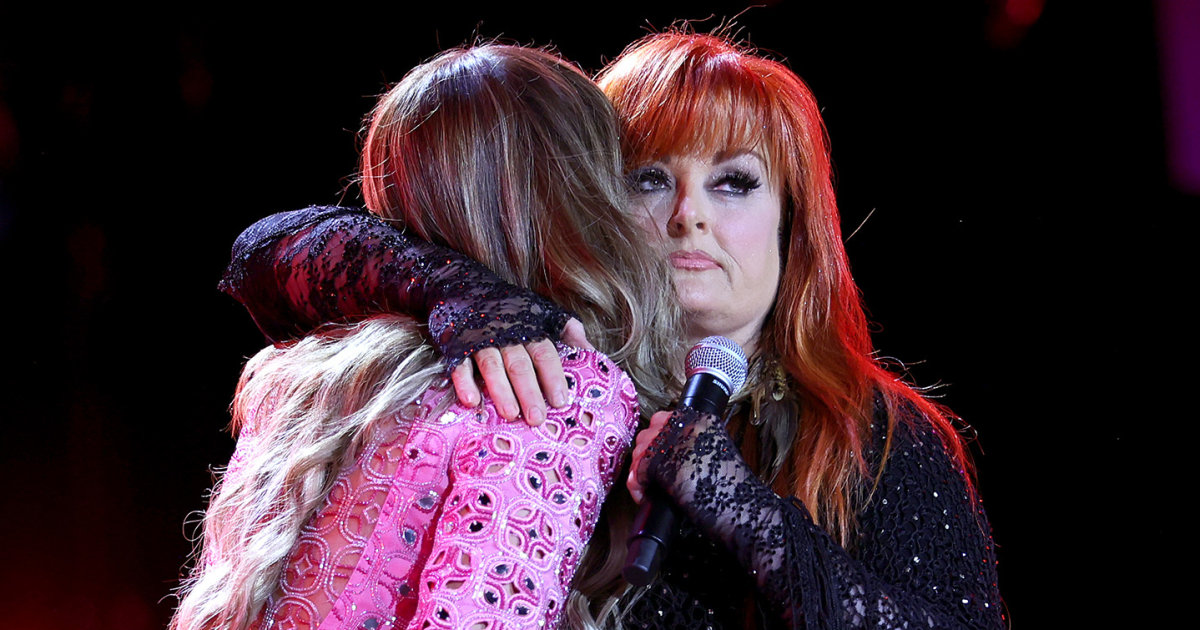 Wynonna Judd honors late mom Naomi with surprise performance at