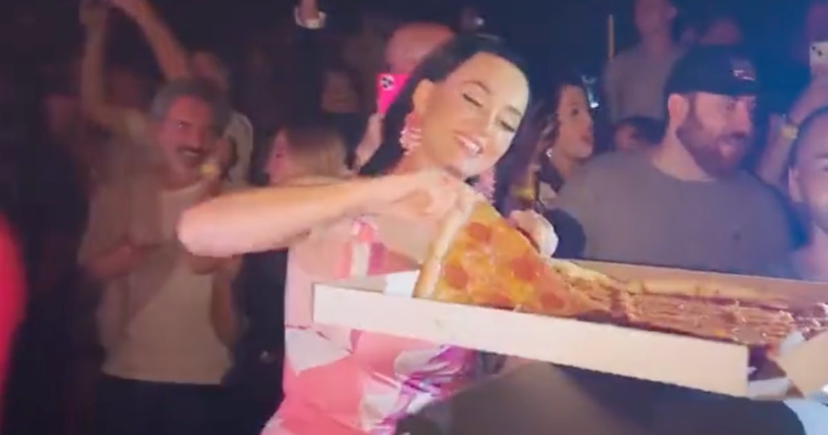 Katy Perry lance une pizza à ses fans lors d’une apparition en boîte de nuit
