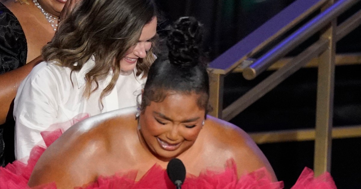 Lizzo Gets Emotional In 2022 Emmys Speech