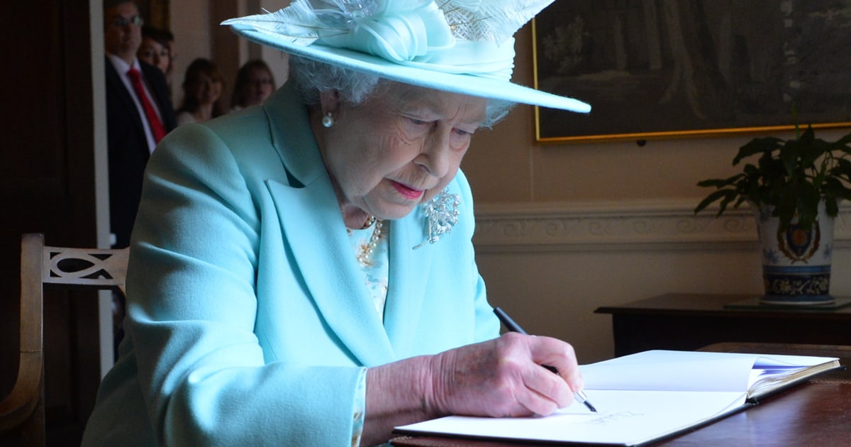 Queen Elizabeth Pen Pal The Queen Wrote To A North Dakota Woman Every Year On Their Shared Birthday 