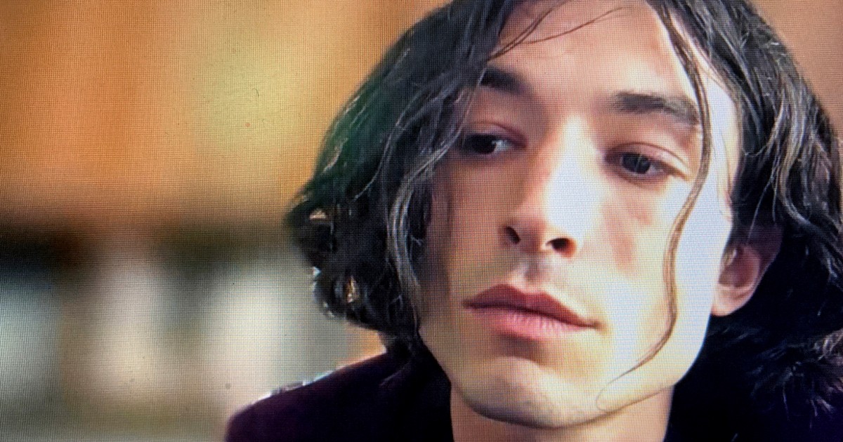 Ezra Miller émissions Et Séries Tv Ezra Miller pleads not guilty to burglary charges, faces up to 26 years