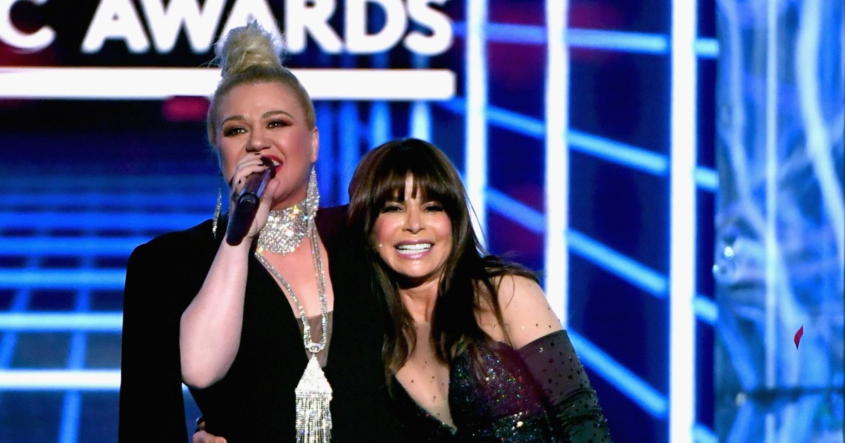 Paula Abdul says she's like Kelly Clarkson's 'second mama'