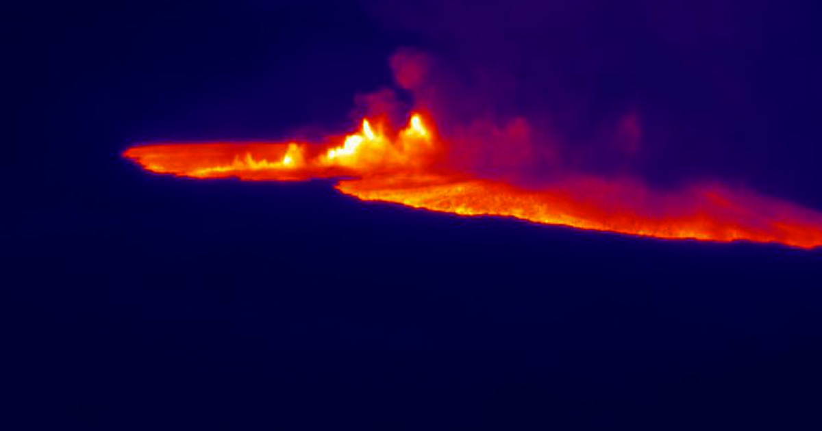 Mauna Loa The Worlds Largest Active Volcano Erupts For 1st Time In