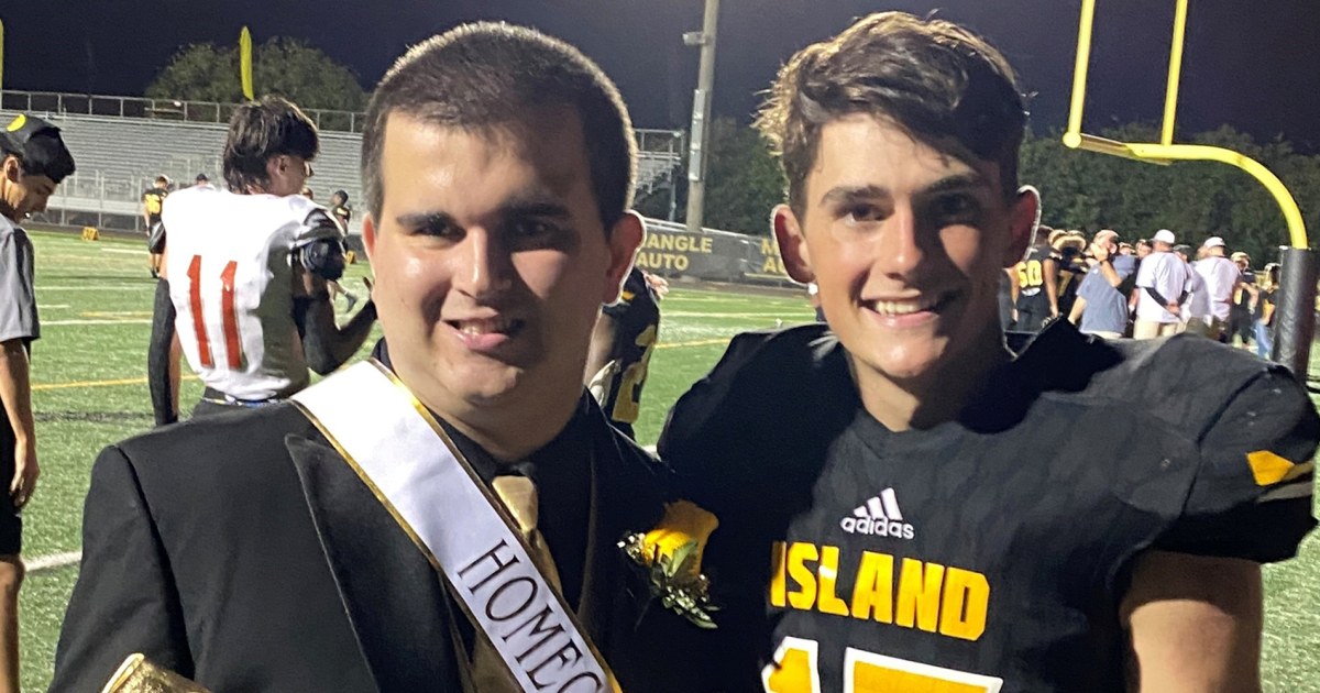 Football player gives homecoming king crown to a more deserving student ...