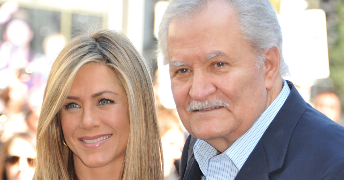 Jennifer Aniston Announces Her Dad Has Died In Emotional Post