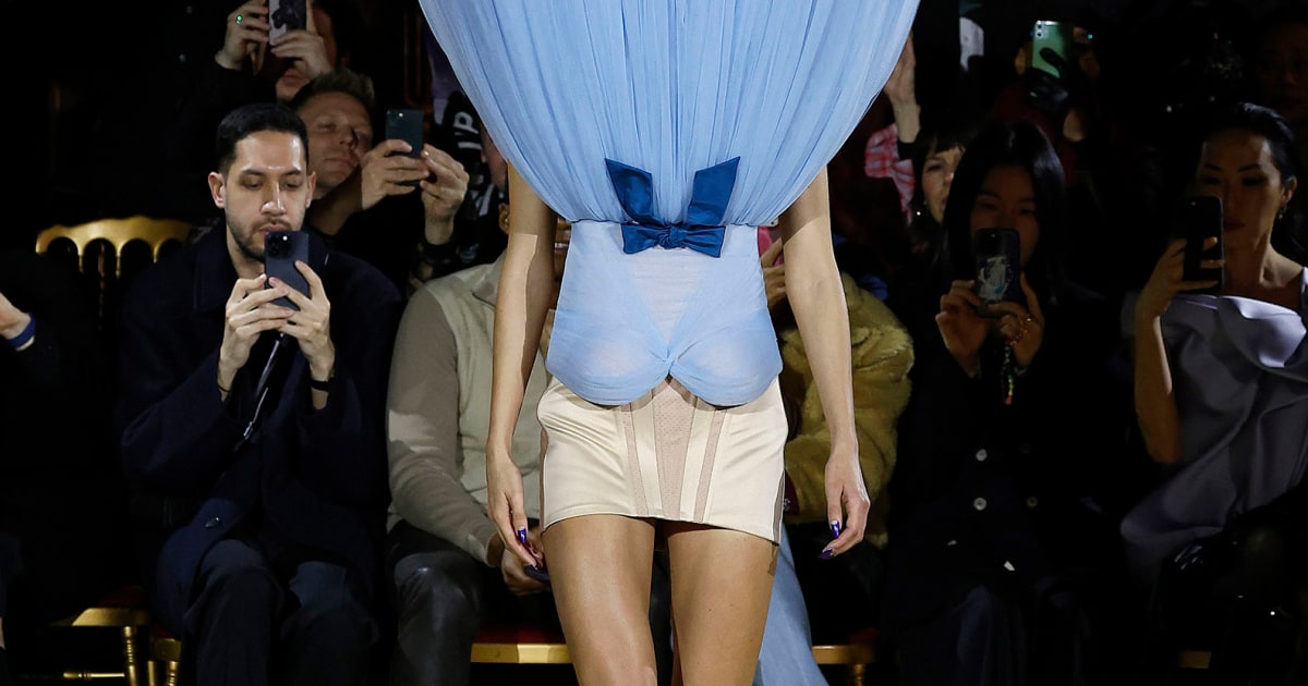 The best way to wear a ball gown? For Viktor & Rolf, it's sideways and ...