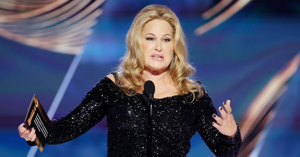 Jennifer Coolidge Wins Golden Globe for 'White Lotus'