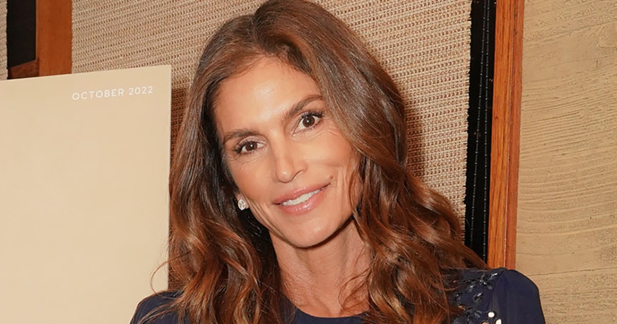 Cindy Crawford Looks Radiant and Relaxed In This NoMakeup Selfie By the  Beach