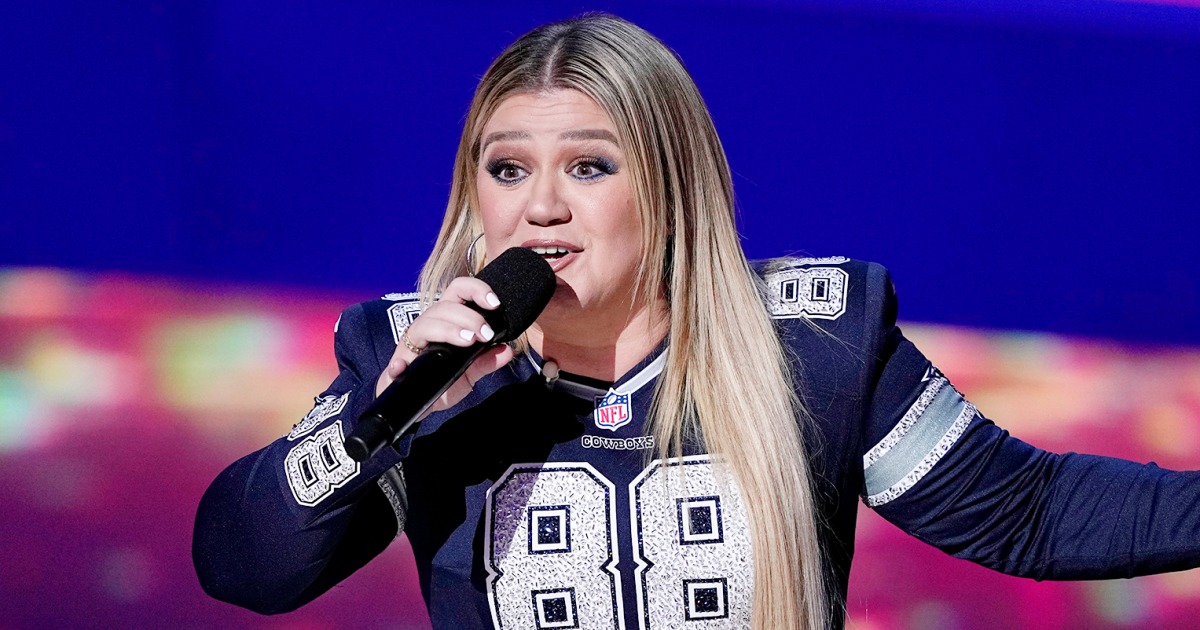 Kelly Clarkson wore an incredible Dallas Cowboys dress while hosting the  NFL Honors show last night. She also walked the red carpet in @g