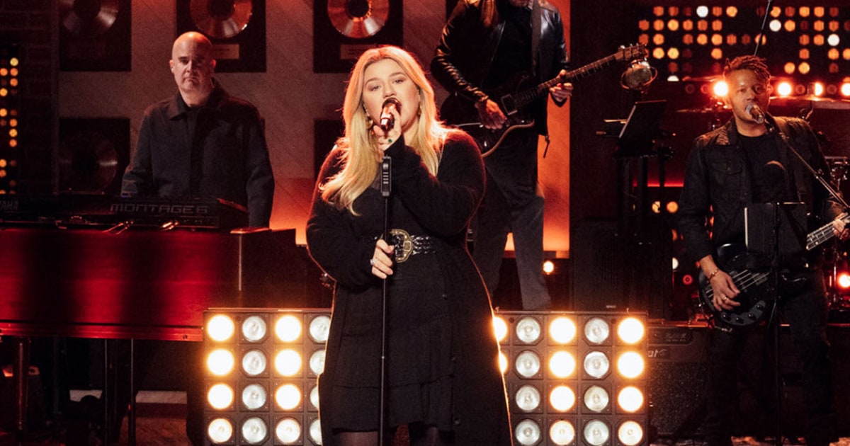 Kelly Clarkson Performs 'You Are a Tourist' By Death Cab for Cutie for ...