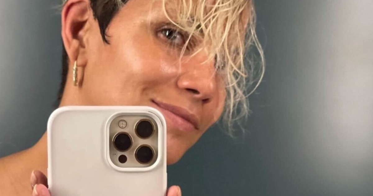 Halle Berry Posts A Sultry Mirror Selfie To Show Off Her Natural Beauty 