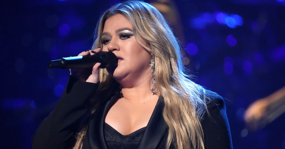 Kelly Clarkson Teases New Breakup Song ‘Mine’ Ahead of 'Chemistry' Release