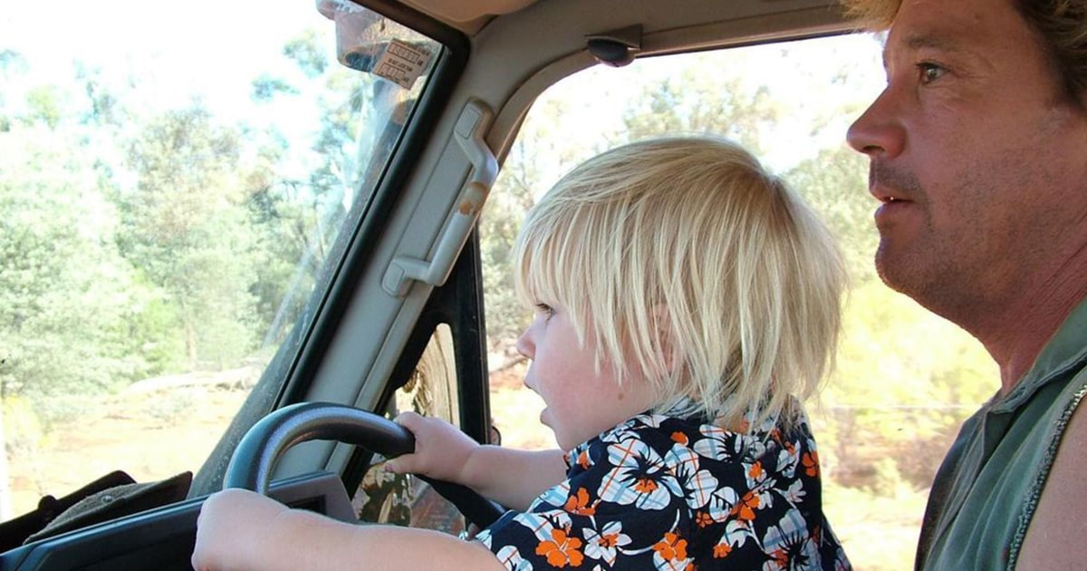 Robert Irwin re-creates a photo he once took with late father Steve ...