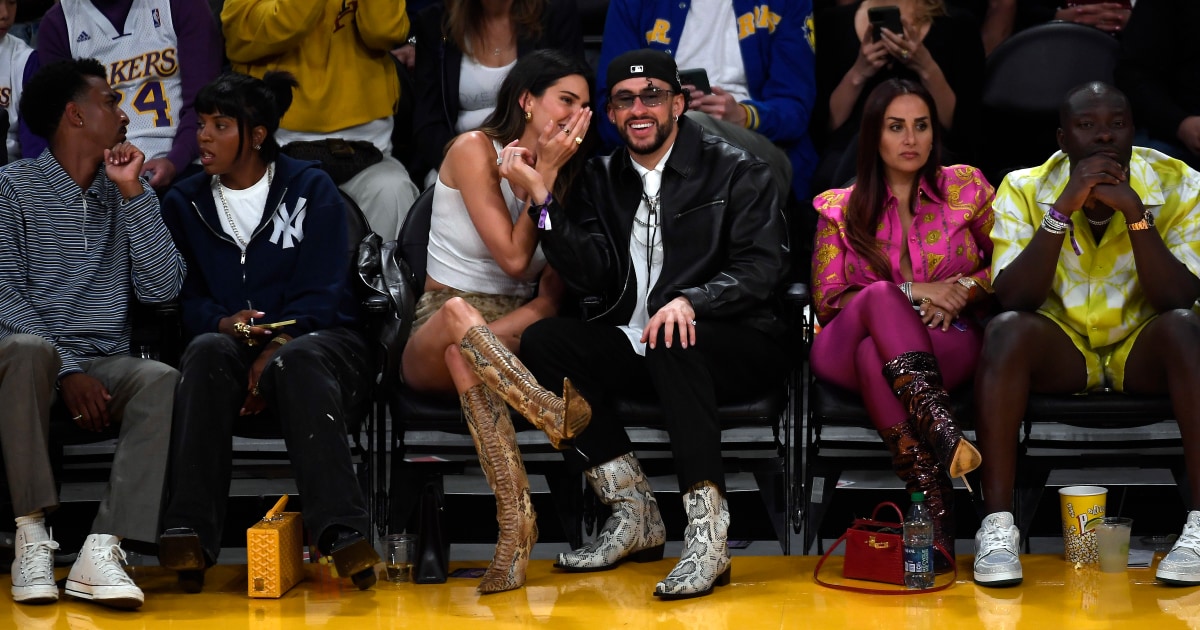 Kendall & Bad Bunny at lakers game on Tv. : r/KUWTK