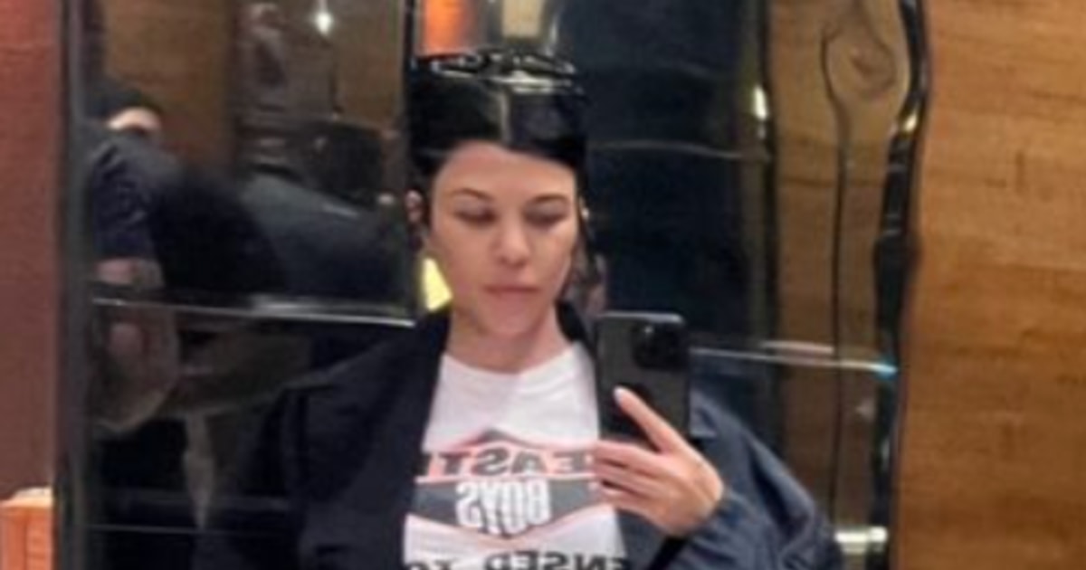 Pregnant Kourtney Kardashian Showcases Baby Bump in Elevator Selfie ...