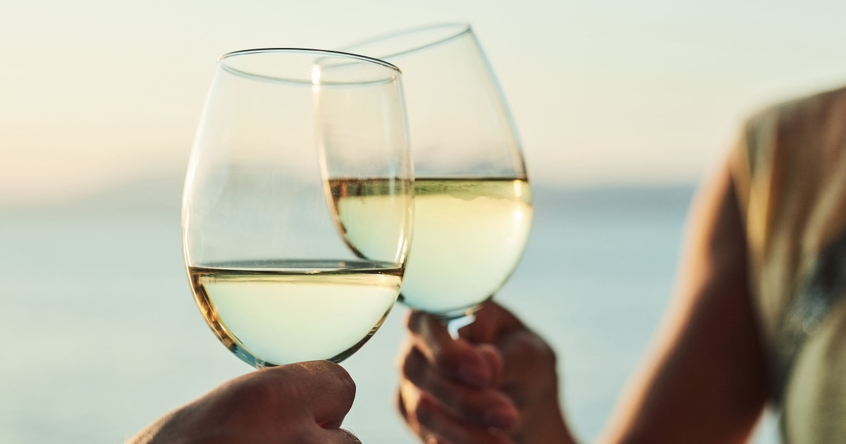 4 Healthiest Alcoholic Drinks, According To Nutritionists