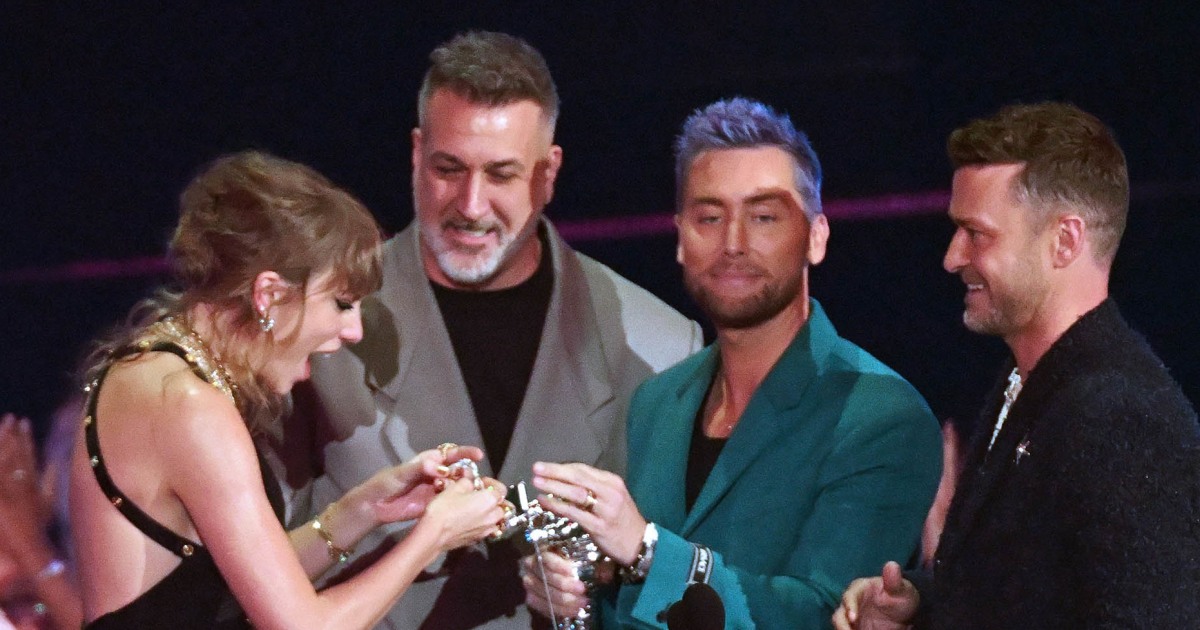 Taylor Swift Has A Millennial Moment With N 'Sync At VMAs