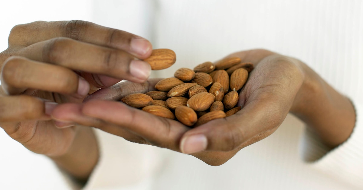 The impressive health benefits of eating just 1 ounce of almonds a day