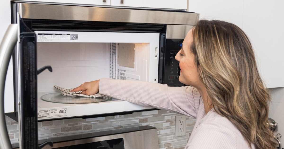 How Bad Is It To Look Into The Microwave While It's On?