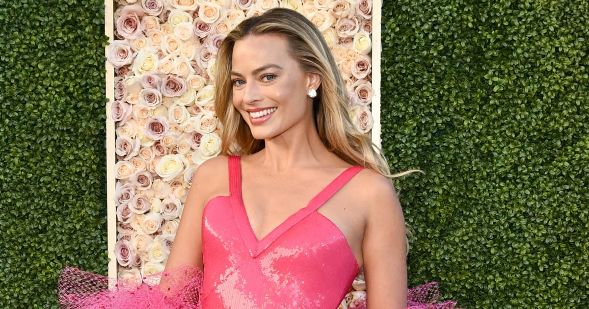 Margot Robbie Channels Barbie at Golden Globes 2024