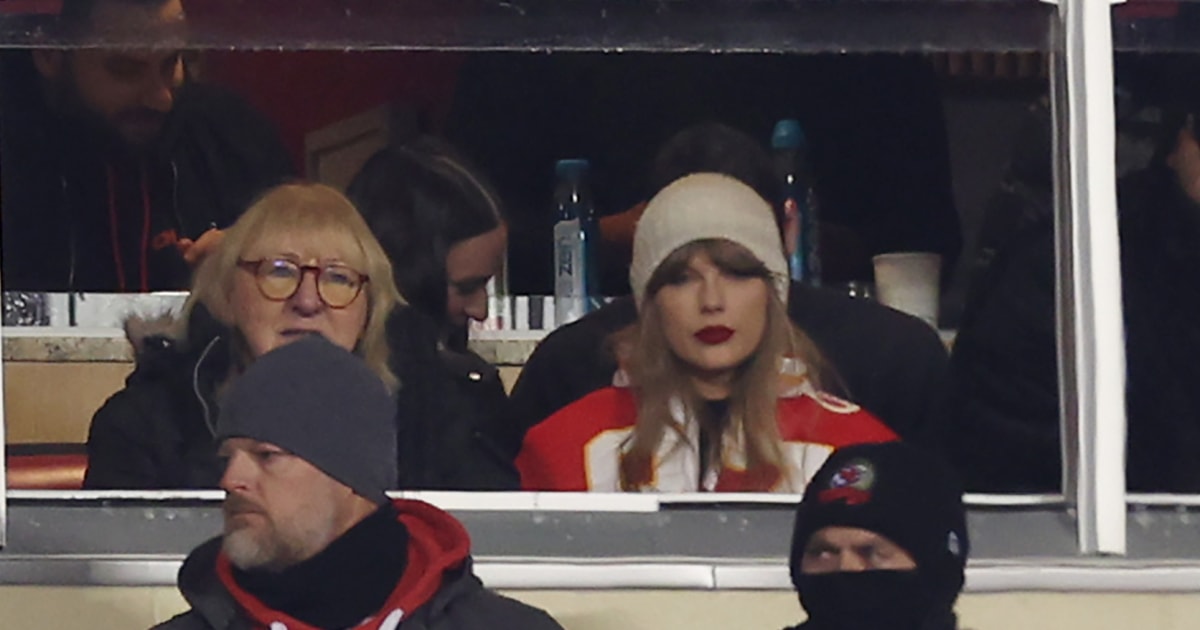 Taylor Swift's Chiefs-Dolphins Game-Day Look: See Her Outfit