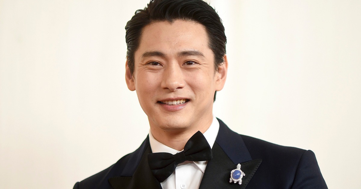 ‘Past Lives’ Actor Teo Yoo Wears Turtle Pin At 2024 Oscars For Sad Reason