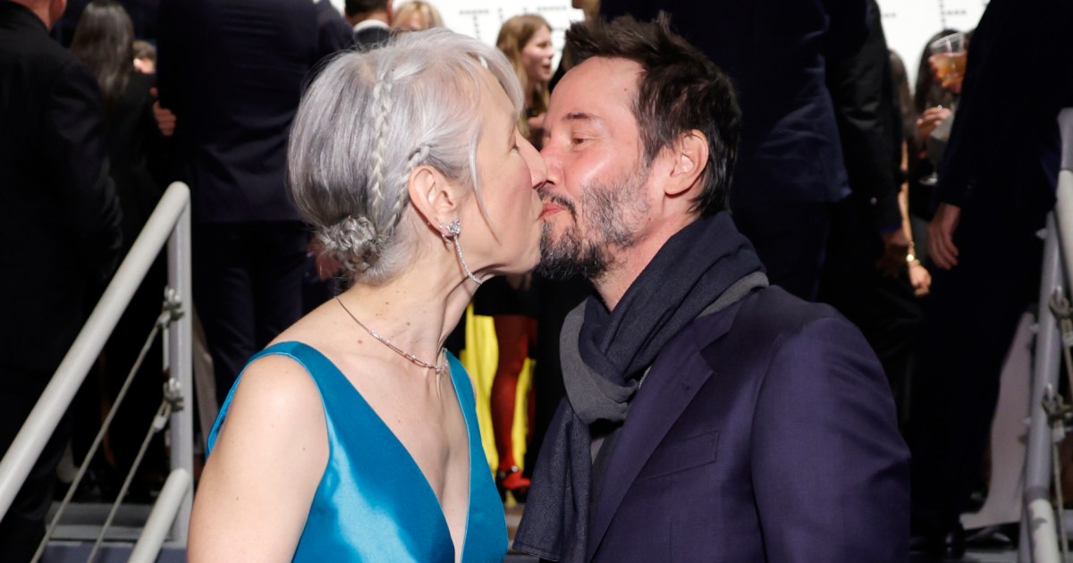 Keanu Reeves and girlfriend Alexandra Grant share a kiss on the red carpet