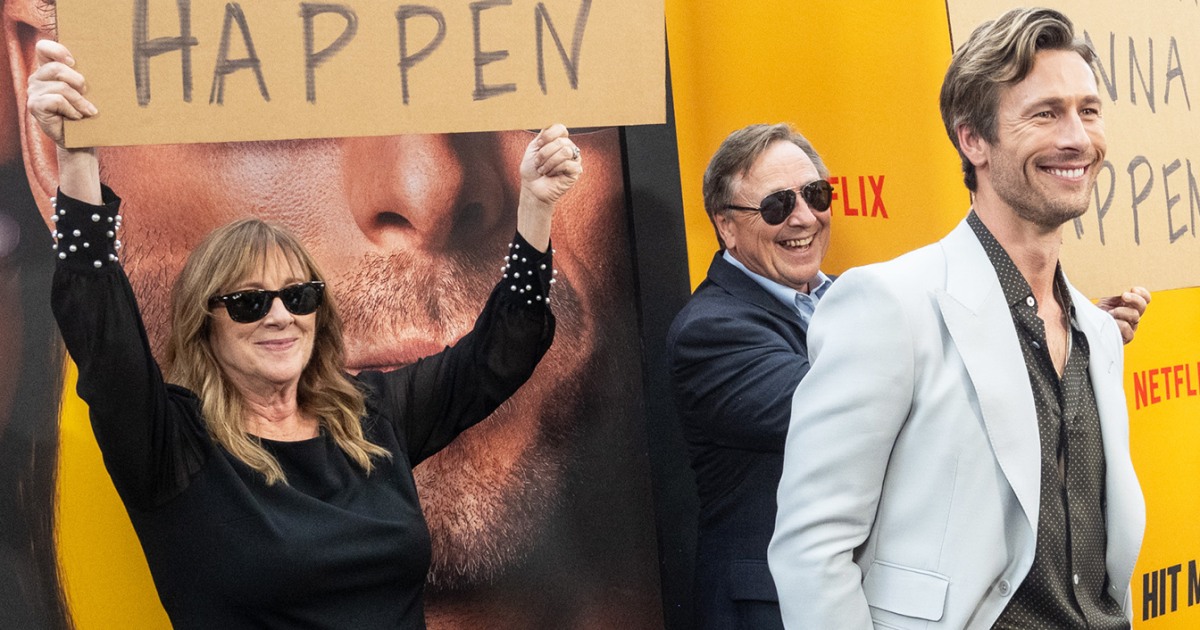 Glen Powell’s Parents ‘Troll’ Him with Signs at ‘Hit Man’ Premiere