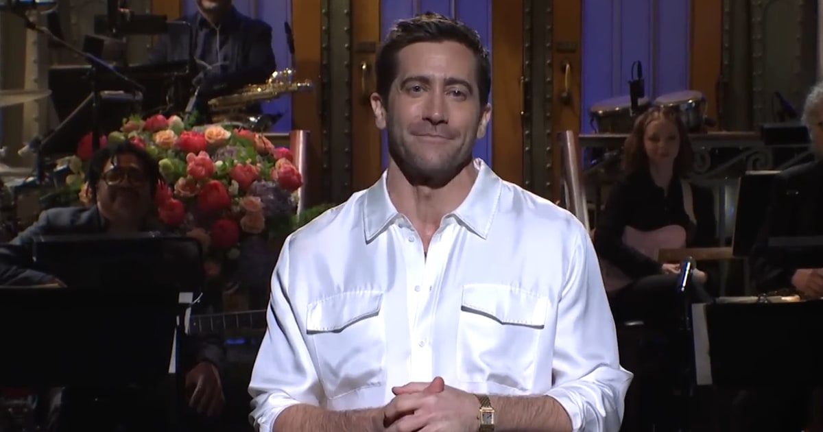 Jake Gyllenhaal performs Boyz II Mens End Of The Road on SNL