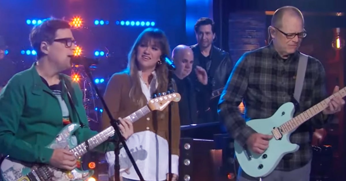 Kelly Clarkson and Weezer Sing 'Say It Ain't So' for 'Kellyoke'