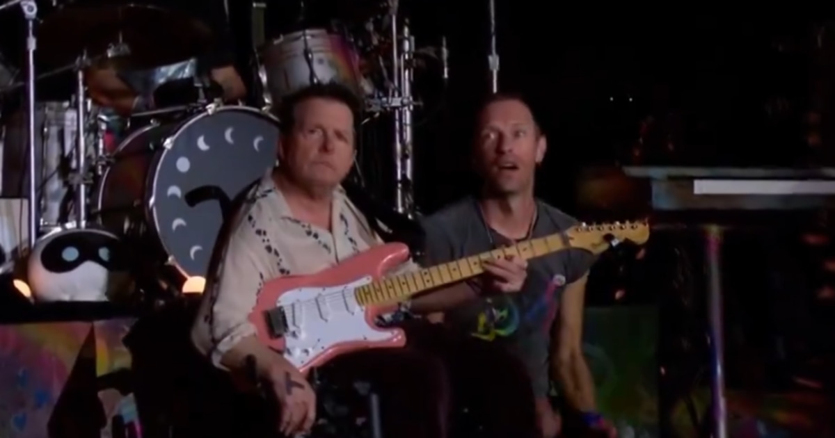 Michael J. Fox joue de la guitare avec Coldplay à Glastonbury