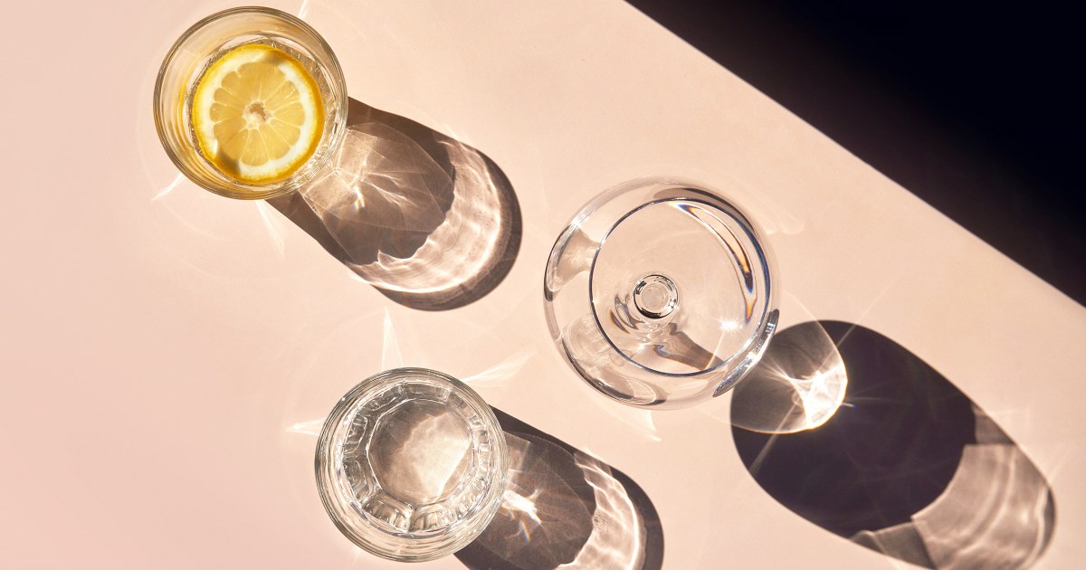 Is sparkling water just as hydrating as still? Dietitians break down the health differences