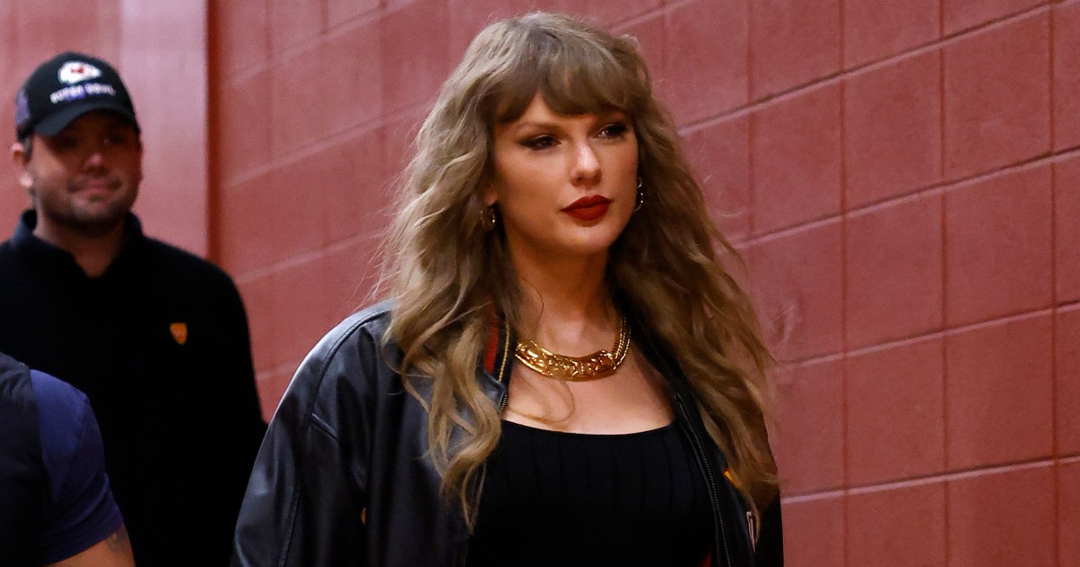泰勒·斯威夫特 (Taylor Swift) 出席 NFL 酋长队与海盗队的比赛 泰勒·斯威夫特 (Taylor Swift) 出席 NFL 酋长队与海盗队的比赛