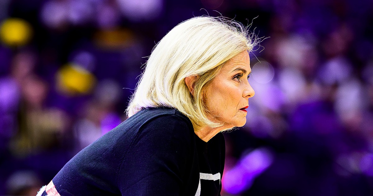 LSU women’s basketball coach Kim Mulkey had fans speechless with her hoop outfit