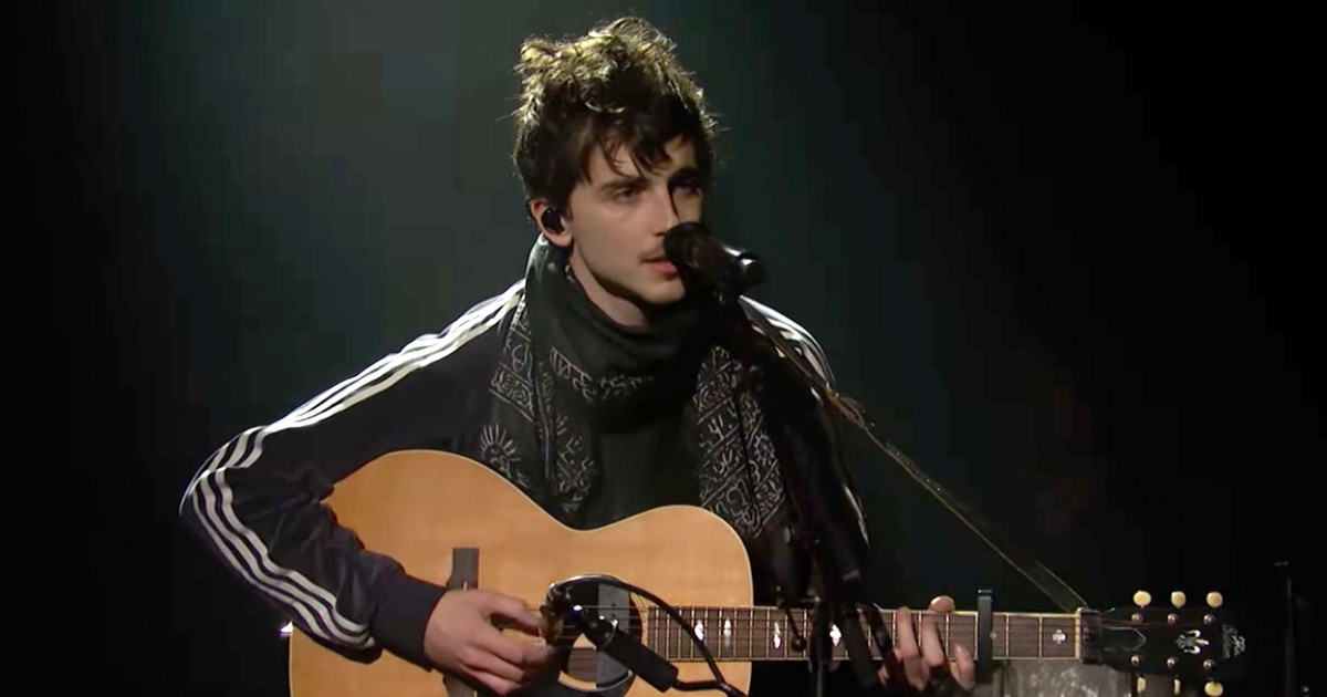 Timothée Chalamet performed his favorite Bob Dylan songs on 'SNL' and fans are in tears