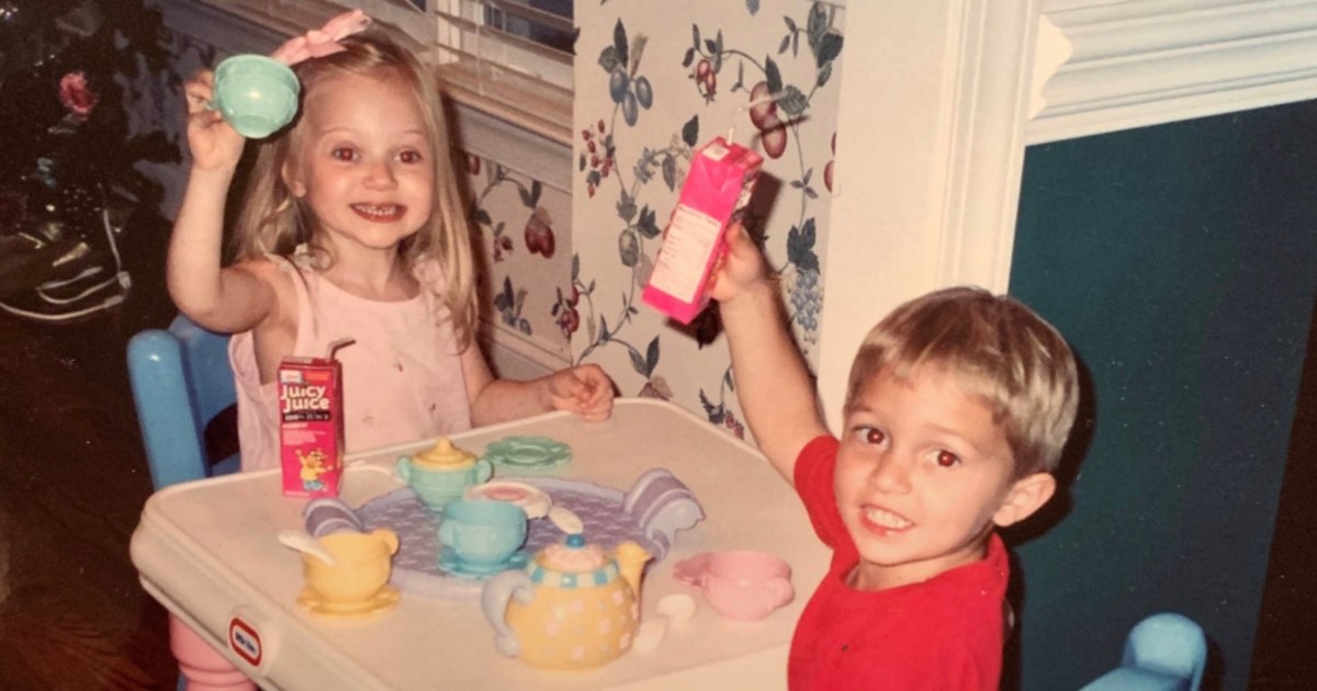 Mom snaps photo of toddler and friend. 20 years later they re-create the moment at their engagement party