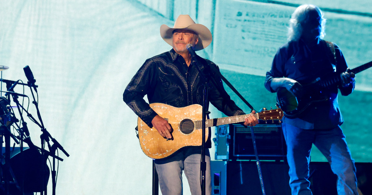 Alan Jackson gets emotional during 'Remember When' performance