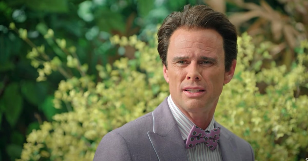Walton Goggins twins with his ‘White Lotus’ co-star on ‘SNL’ for musical sketch about baby feet