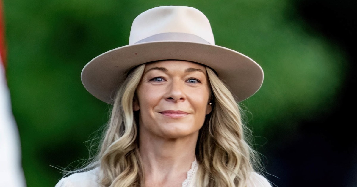 LeAnn Rimes Details How Her Teeth Fell Out During Her Concert