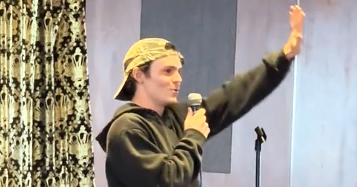 Man's Viral Karaoke Performance Leaves Carnival Cruise Crowd On Their Feet