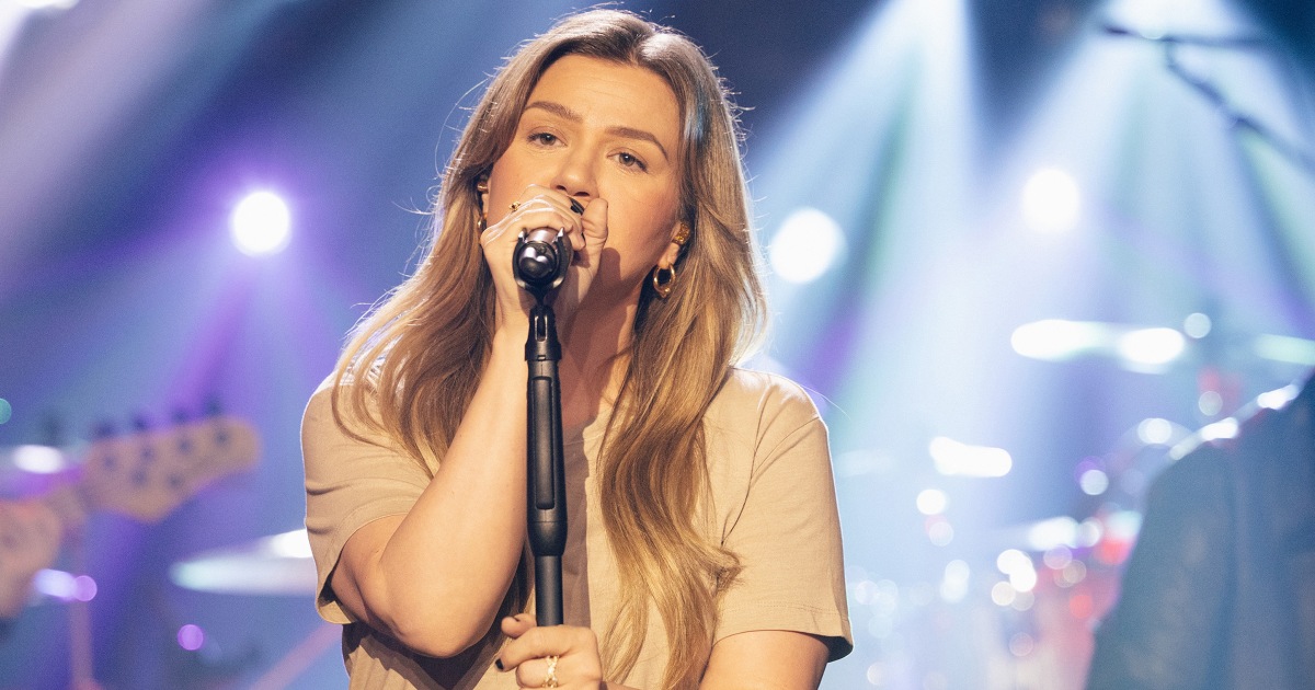 Kelly Clarkson 'Devastated' After Cancelling Las Vegas Opening Shows Due to Voice Issues