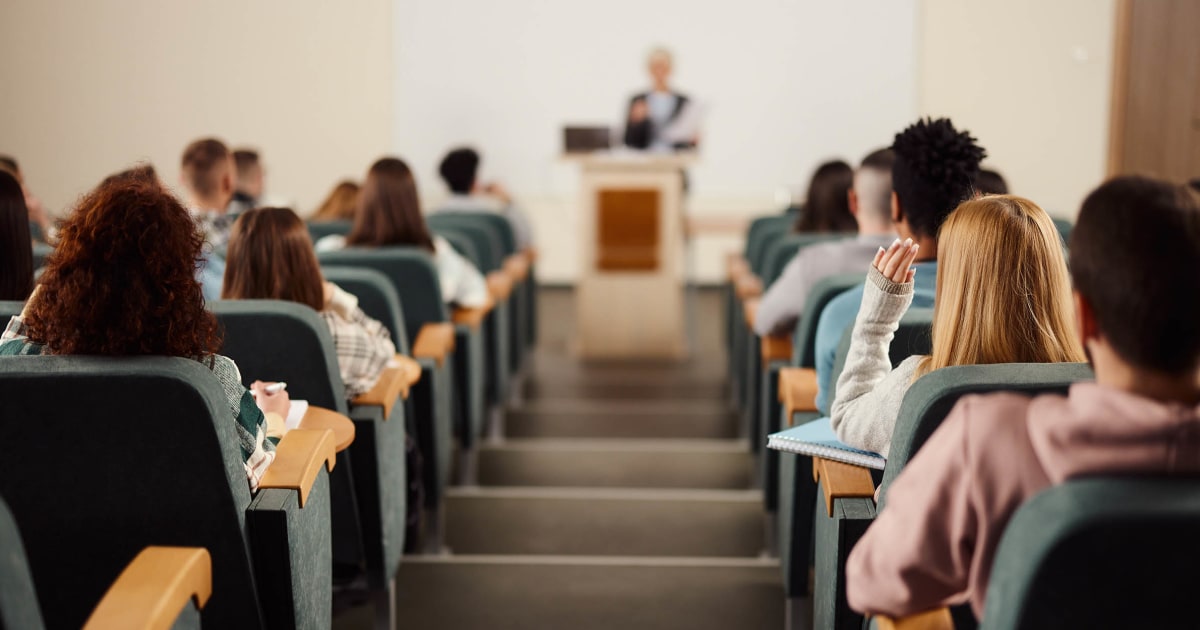 People Are Sharing Heartwarming Stories About Their Unforgettable College Professors