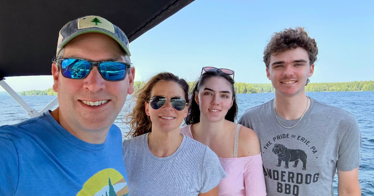 'Can I Bring My Coffee Into a Funeral?' Dad Shares Hilarious Reality of Texting With Teens