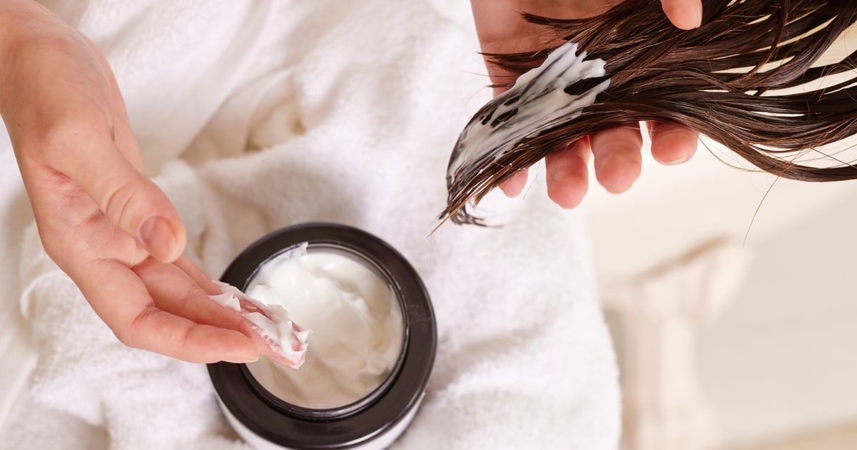 нанесение увлажняющей маски на волосы расческой