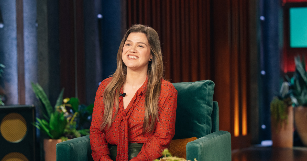 Kelly Clarkson and Kids Have a Blast Ice Skating - See the Photo