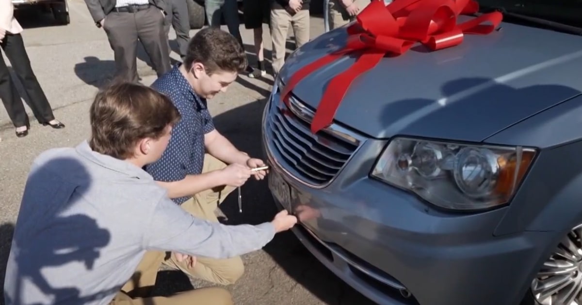 High School Teens Are Repairing Used Cars to Donate to Single Moms