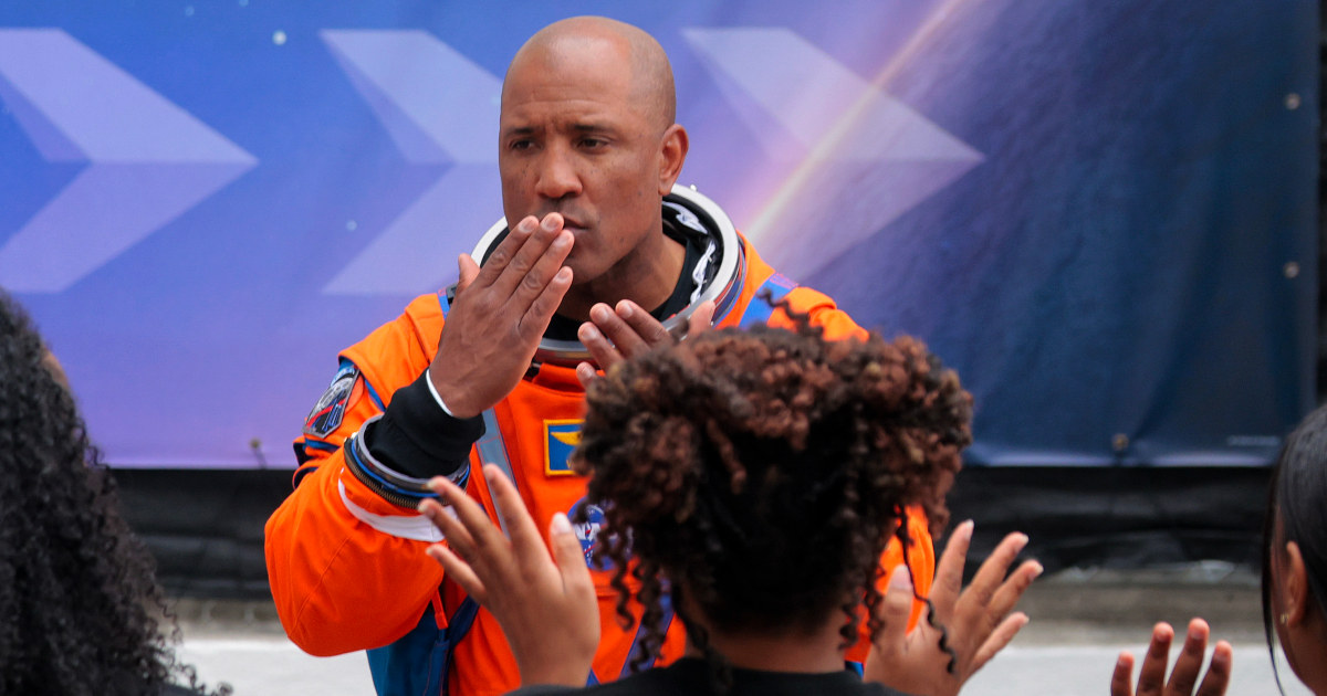 Astronaut Victor Glover may be hundreds of thousands of miles away from home right now, but he's proving that romance can still exist in outer space.