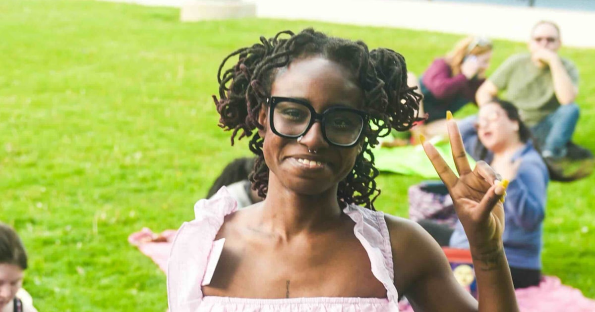 Woman Invites Strangers to Her Birthday Picnic. More Than 100 People Show Up