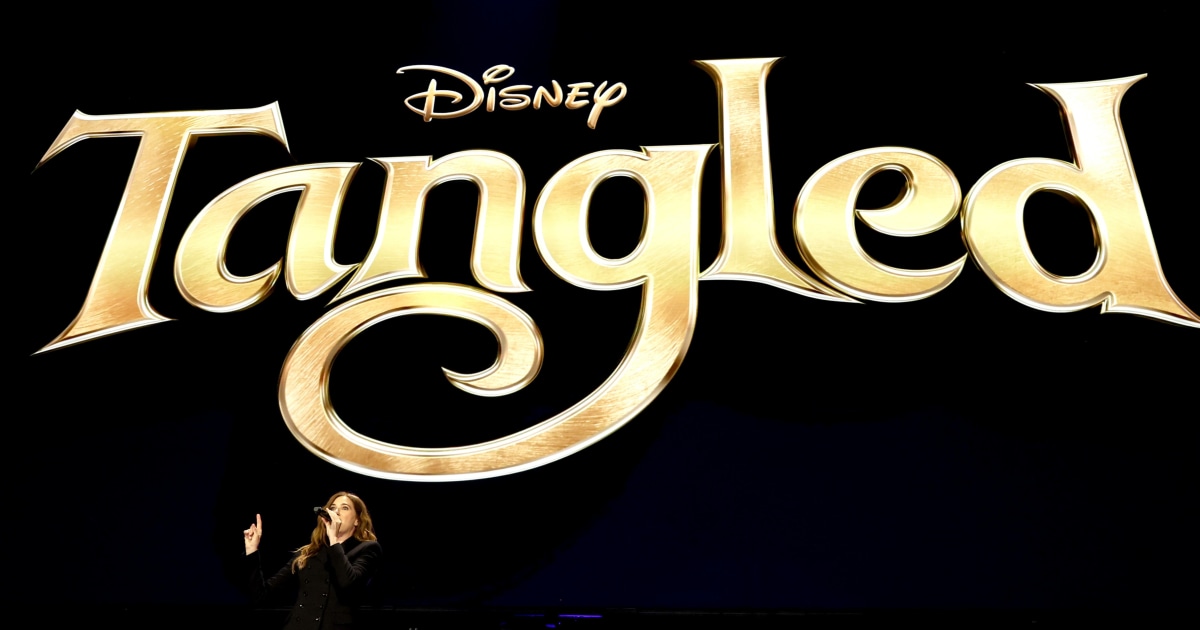 O primeiro visual do filme de ação ao vivo ‘Tangled’ mostra Kathryn Hahn como uma mãe arrepiante Gothel