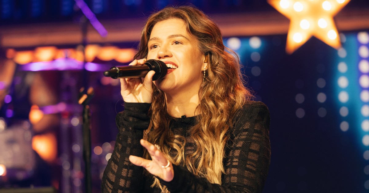 Photo: today.com Kelly Clarkson Wows with Bilingual "Golden" Performance in Show Finale